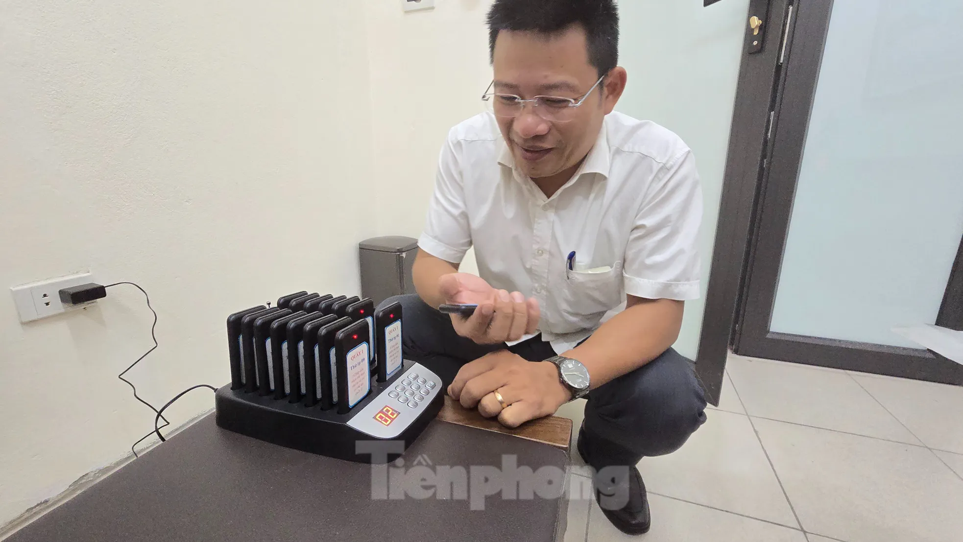 Hà Nội: Công dân xếp hàng chờ làm thủ tục, phường trang bị thẻ rung báo đến lượt ảnh 10