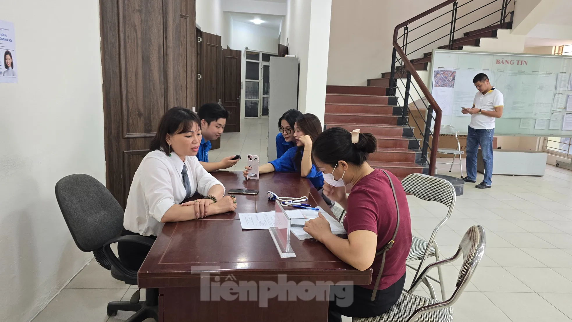 Hà Nội: Công dân xếp hàng chờ làm thủ tục, phường trang bị thẻ rung báo đến lượt ảnh 9