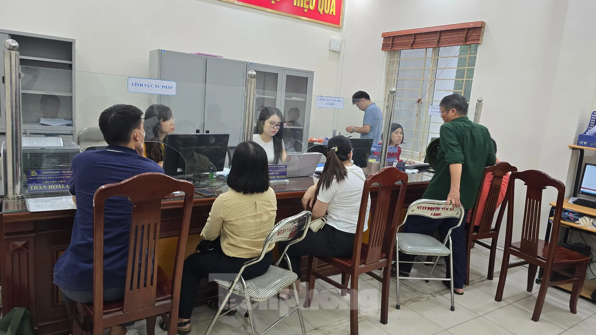 Hà Nội: Công dân xếp hàng chờ làm thủ tục, phường trang bị thẻ rung báo đến lượt ảnh 8
