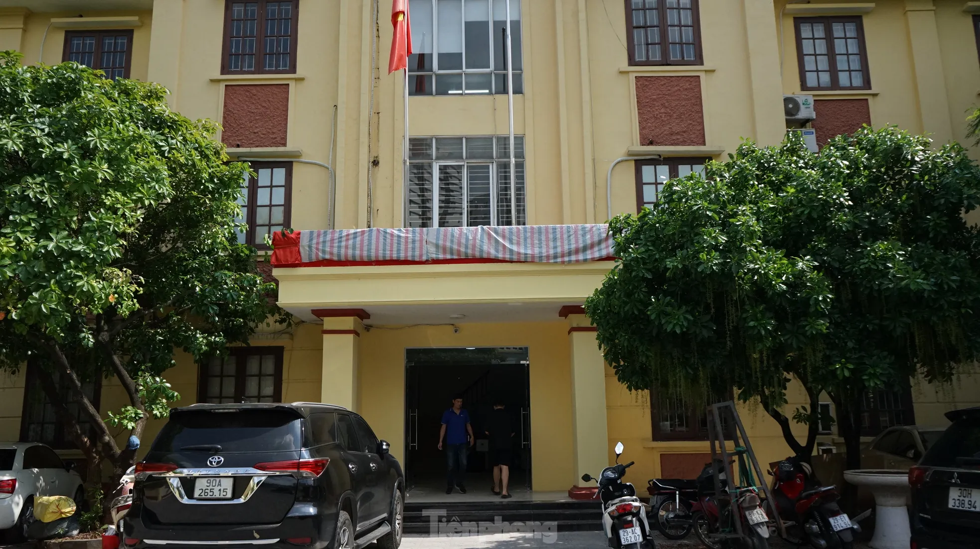 Hà Nội gấp rút thay biển trụ sở, chờ 'thời khắc lịch sử'- Ảnh 14. Hà Nội gấp rút thay biển trụ sở, chờ 'thời khắc lịch sử'- Ảnh 14.