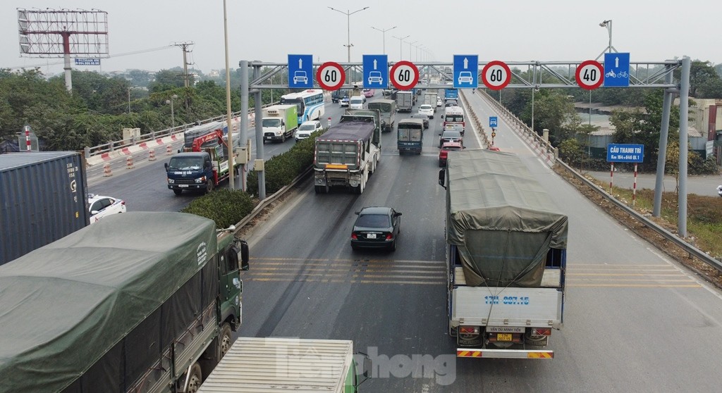 Công trường chỉnh trang đường phố dịp cuối năm chậm tiến độ, ùn tắc- Ảnh 2.