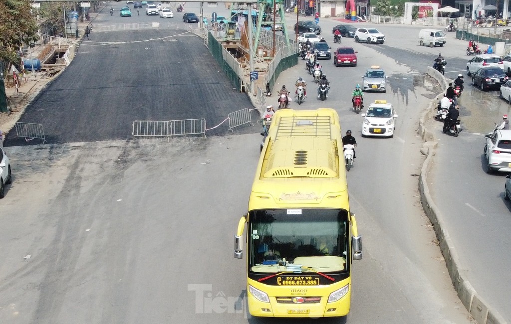 Giao thông tại Giải Phóng - Kim Đồng sắp ‘giảm nhiệt’ khi dỡ hàng rào thi công ảnh 3