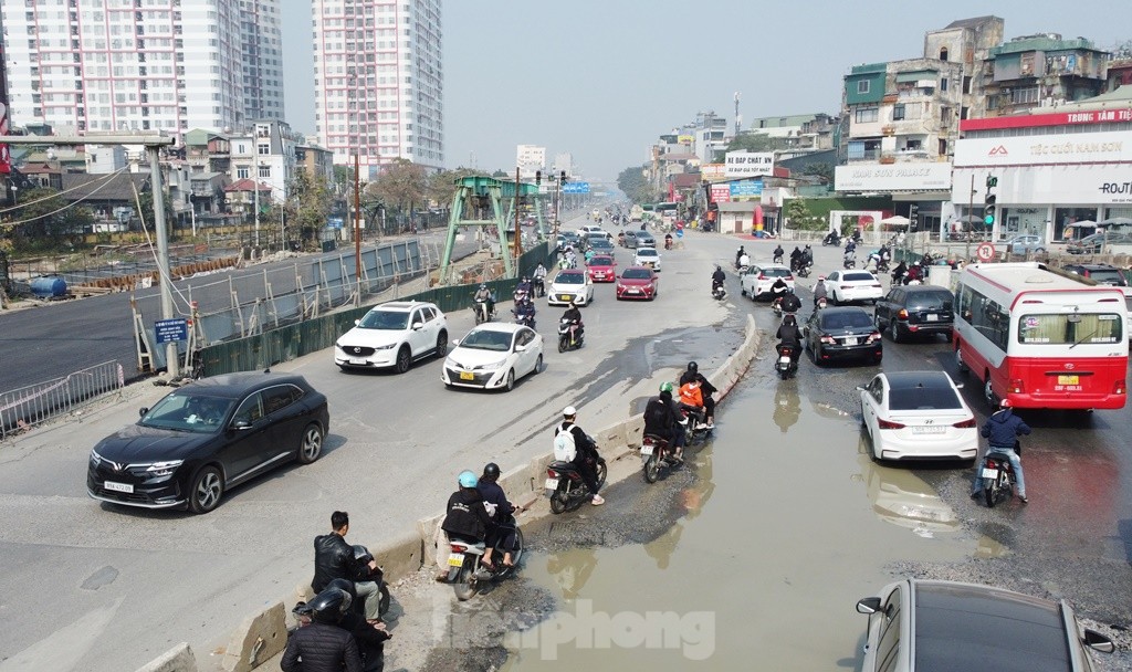 Giao thông tại Giải Phóng - Kim Đồng sắp ‘giảm nhiệt’ khi dỡ hàng rào thi công ảnh 4