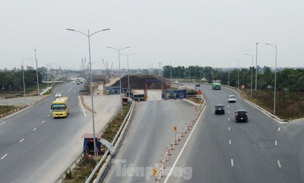 Cao tốc Cầu Giẽ - Ninh Bình bị công trường ‘bổ’ làm đôi: Phương tiện đi lại thế nào? ảnh 1