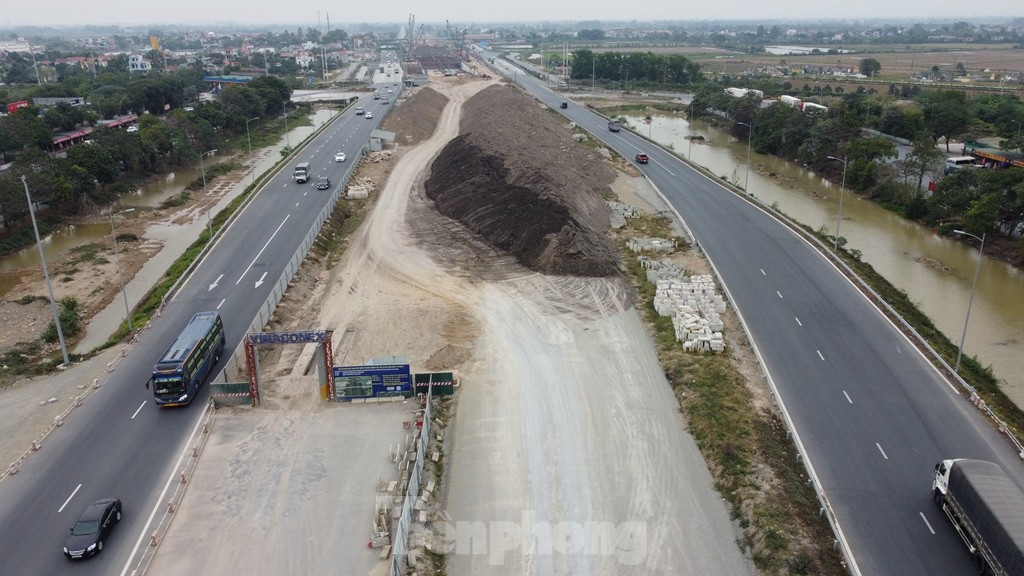 Cao tốc Cầu Giẽ - Ninh Bình bị công trường ‘bổ’ làm đôi: Phương tiện đi lại thế nào? ảnh 4