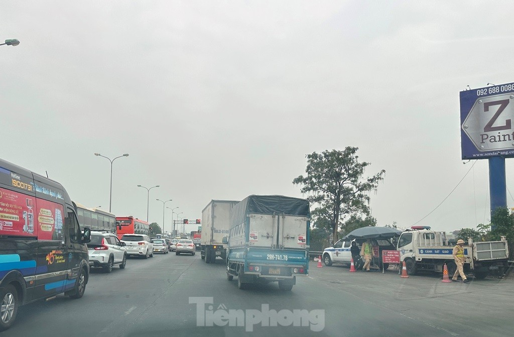 Cao tốc Cầu Giẽ - Ninh Bình bị công trường ‘bổ’ làm đôi: Phương tiện đi lại thế nào? ảnh 3