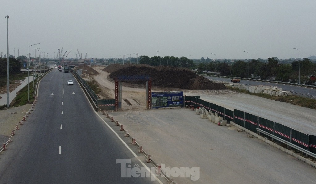 Cao tốc Cầu Giẽ - Ninh Bình bị công trường ‘bổ’ làm đôi: Phương tiện đi lại thế nào? ảnh 5