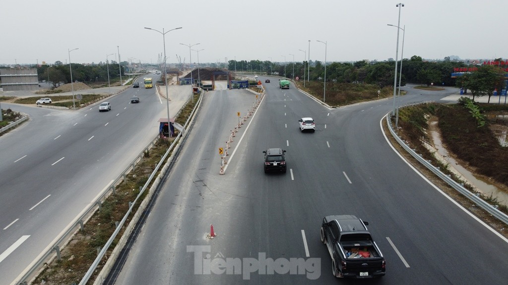 Cao tốc Cầu Giẽ - Ninh Bình bị công trường ‘bổ’ làm đôi: Phương tiện đi lại thế nào? ảnh 8