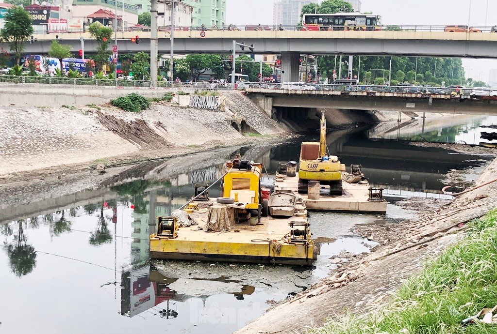 Cận cảnh công trường đập dâng đầu tiên để giữ nước trên sông Tô Lịch ảnh 1