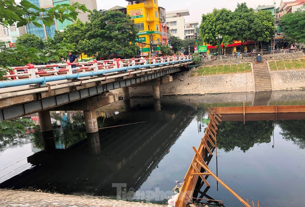 Cận cảnh công trường đập dâng đầu tiên để giữ nước trên sông Tô Lịch ảnh 3