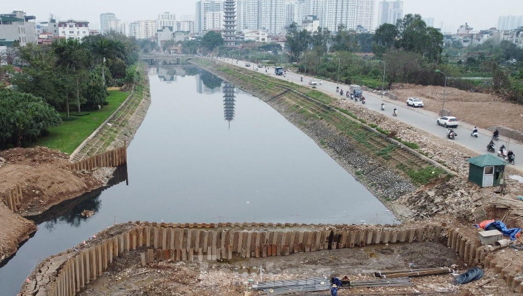 Cận cảnh công trường đập dâng đầu tiên để giữ nước trên sông Tô Lịch ảnh 4