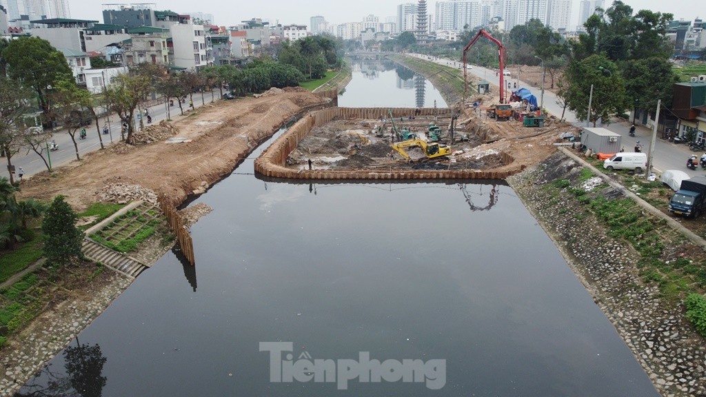 Cận cảnh công trường đập dâng đầu tiên để giữ nước trên sông Tô Lịch ảnh 5