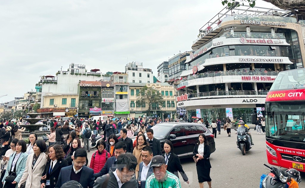 Hàng nghìn người đổ về tòa nhà Hàm cá mập check-in, CSGT phải cắm 'chốt' đảm bảo giao thông ảnh 1