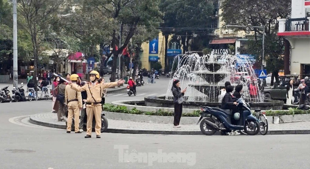 Hàng nghìn người đổ về tòa nhà Hàm cá mập check-in, CSGT phải cắm 'chốt' đảm bảo giao thông ảnh 8