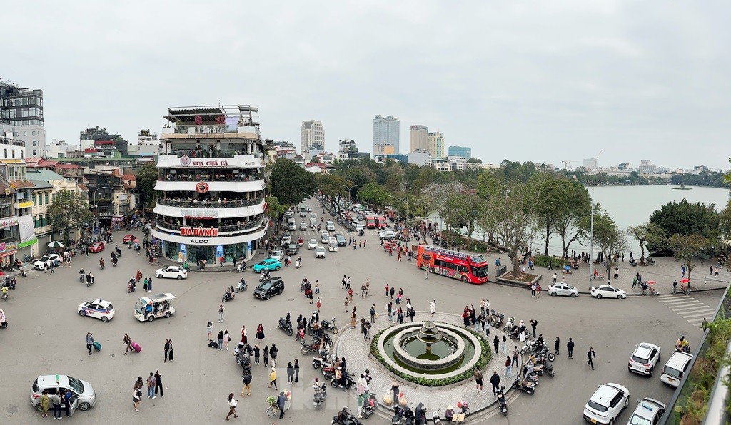 Hàng nghìn người đổ về tòa nhà Hàm cá mập check-in, CSGT phải cắm 'chốt' đảm bảo giao thông ảnh 9