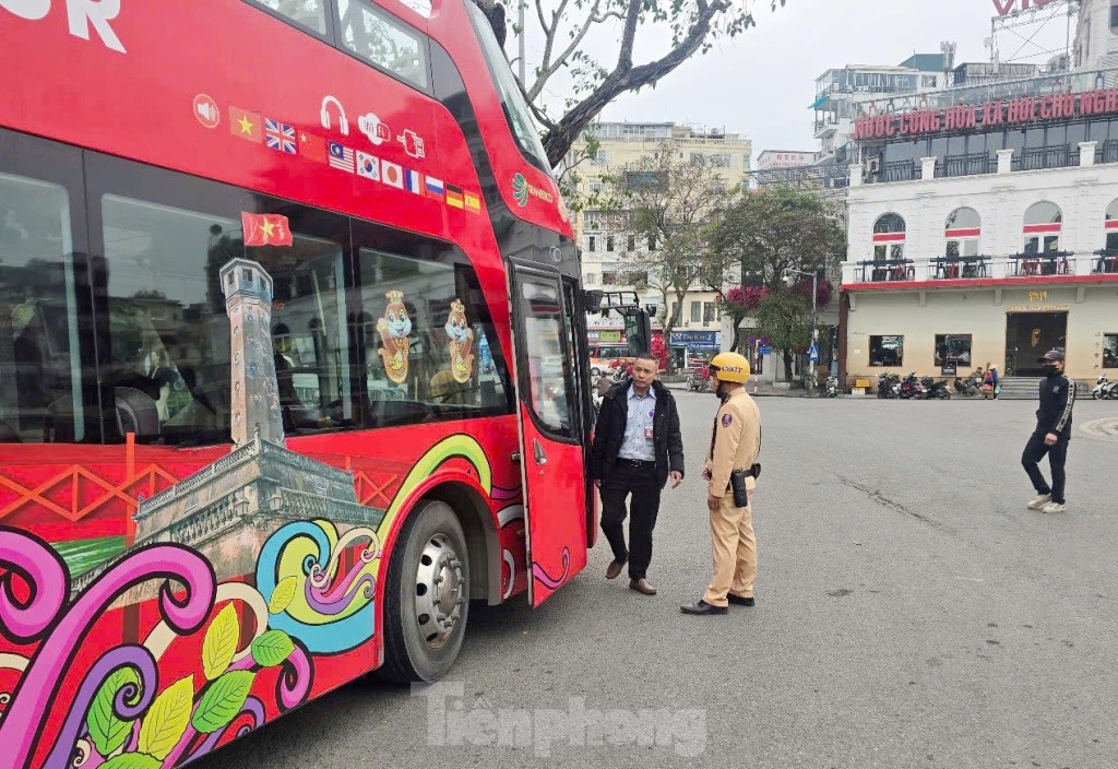 Hàng nghìn người đổ về tòa nhà Hàm cá mập check-in, CSGT phải cắm 'chốt' đảm bảo giao thông ảnh 7