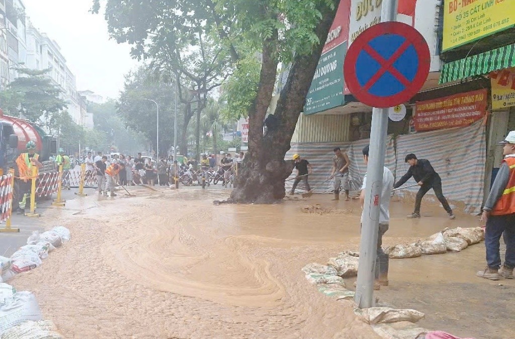 Cận cảnh 'suối bùn' tuôn trào ở Metro Nhổn-Ga Hà Nội ảnh 4