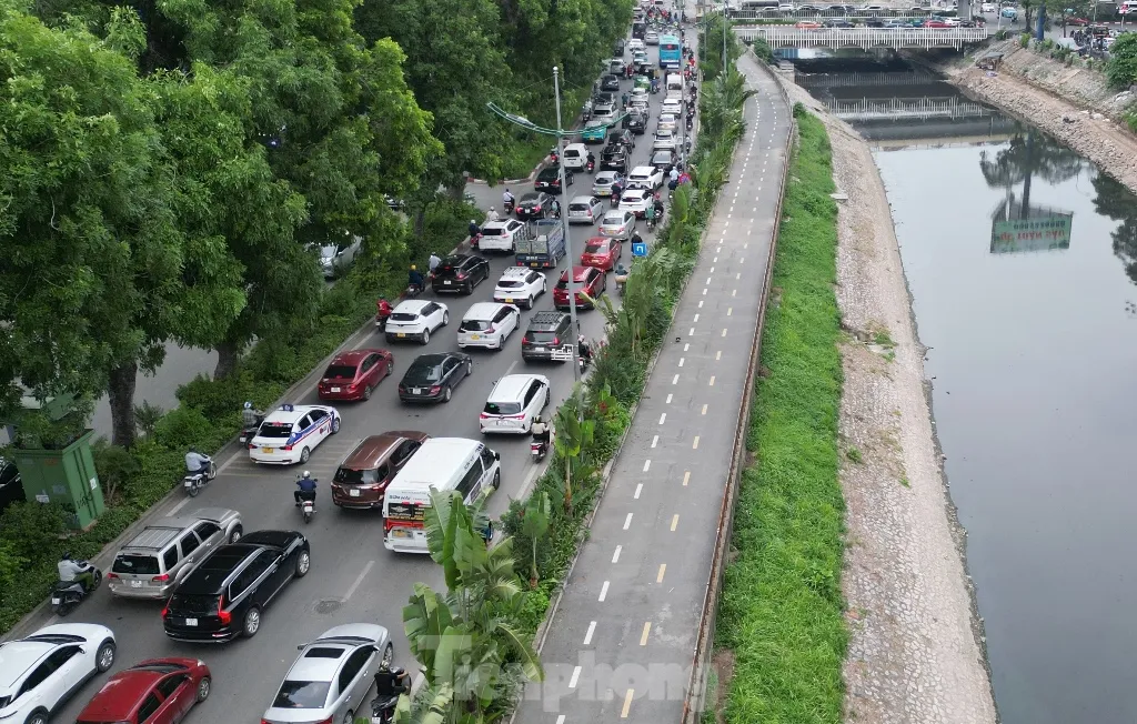Sốt ruột nhìn đường dành riêng xe đạp ở Hà Nội không một bóng người- Ảnh 2. Sốt ruột nhìn đường dành riêng xe đạp ở Hà Nội không một bóng người- Ảnh 2.