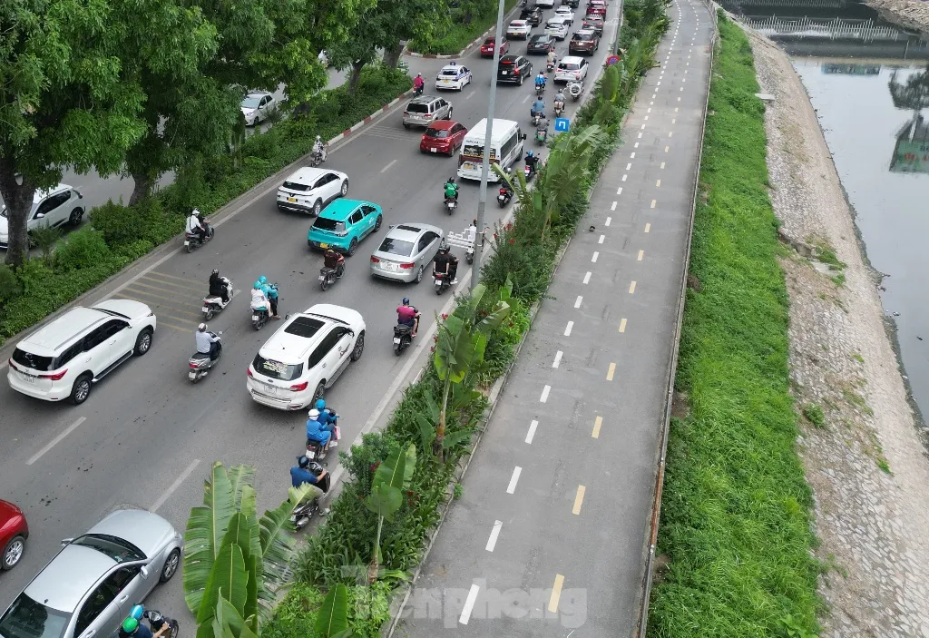 Sốt ruột nhìn đường dành riêng xe đạp ở Hà Nội không một bóng người- Ảnh 3. Sốt ruột nhìn đường dành riêng xe đạp ở Hà Nội không một bóng người- Ảnh 3.