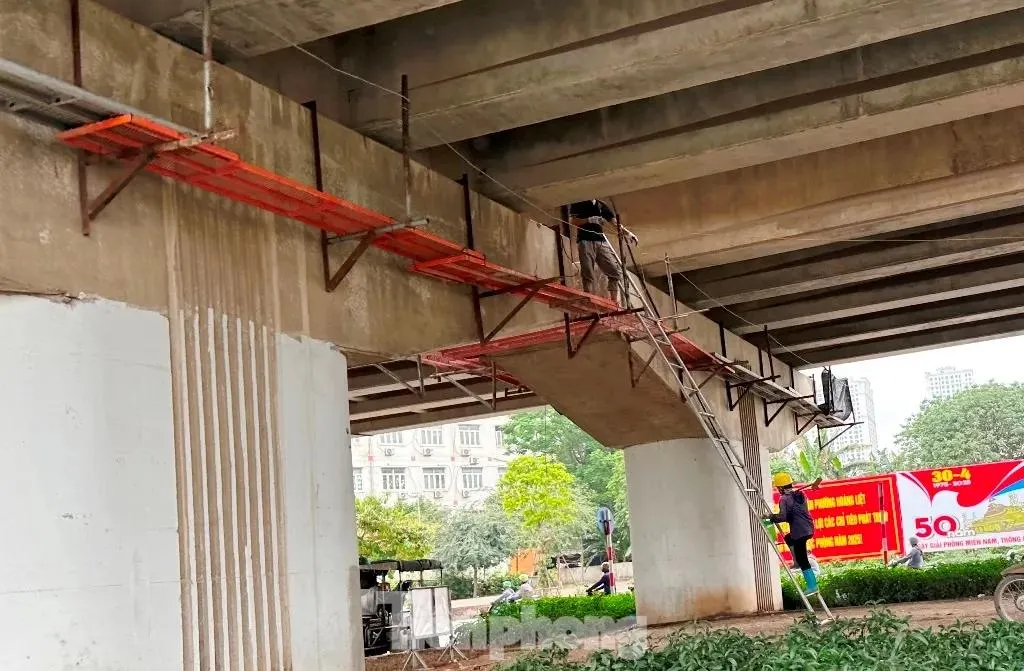 Ùn tắc giao thông khi cấm xe máy qua cầu vòm thép hồ Linh Đàm tại Hà Nội ảnh 7