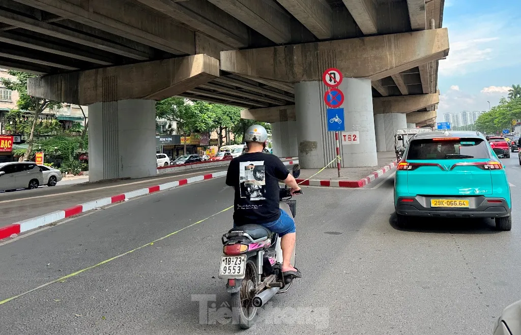 Ùn tắc giao thông khi cấm xe máy qua cầu vòm thép hồ Linh Đàm tại Hà Nội ảnh 1