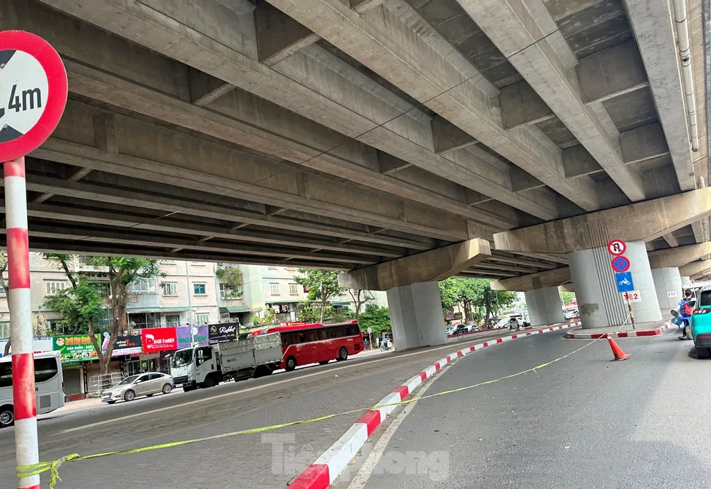 Ùn tắc giao thông khi cấm xe máy qua cầu vòm thép hồ Linh Đàm tại Hà Nội ảnh 2