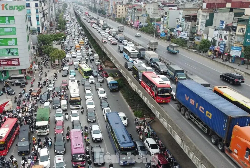 Ùn tắc giao thông khi cấm xe máy qua cầu vòm thép hồ Linh Đàm tại Hà Nội ảnh 6