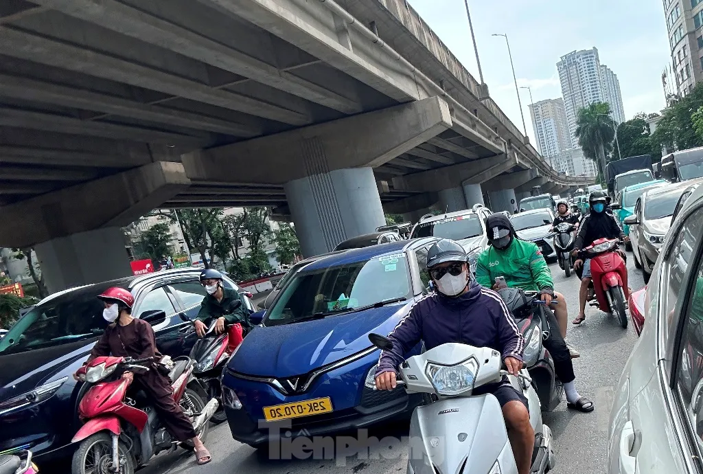 Ùn tắc giao thông khi cấm xe máy qua cầu vòm thép hồ Linh Đàm tại Hà Nội ảnh 3
