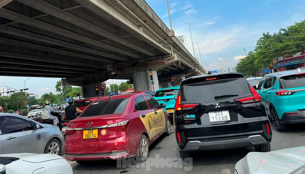 Ùn tắc giao thông khi cấm xe máy qua cầu vòm thép hồ Linh Đàm tại Hà Nội ảnh 4
