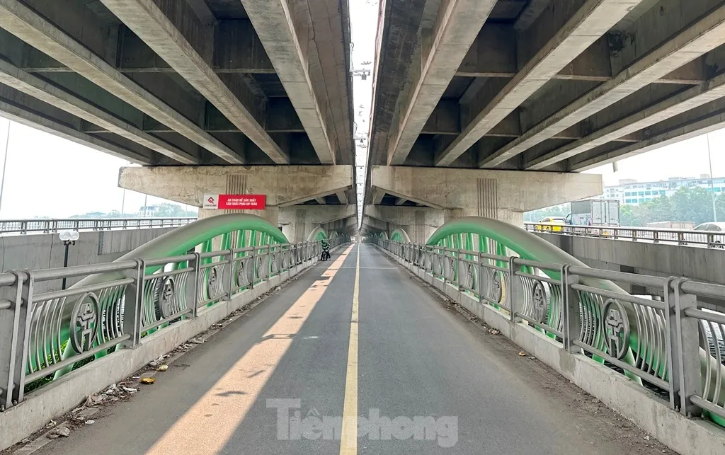 Ùn tắc giao thông khi cấm xe máy qua cầu vòm thép hồ Linh Đàm tại Hà Nội ảnh 5