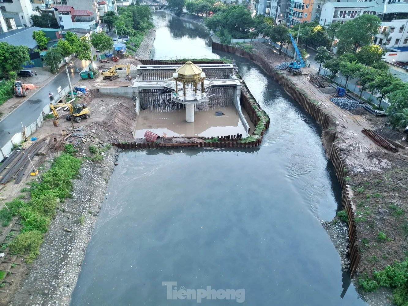 Đập tràn giữ nước có kiến trúc 'lạ mắt' đã hình thành trên sông Tô Lịch- Ảnh 1. Đập tràn giữ nước có kiến trúc 'lạ mắt' đã hình thành trên sông Tô Lịch- Ảnh 1.