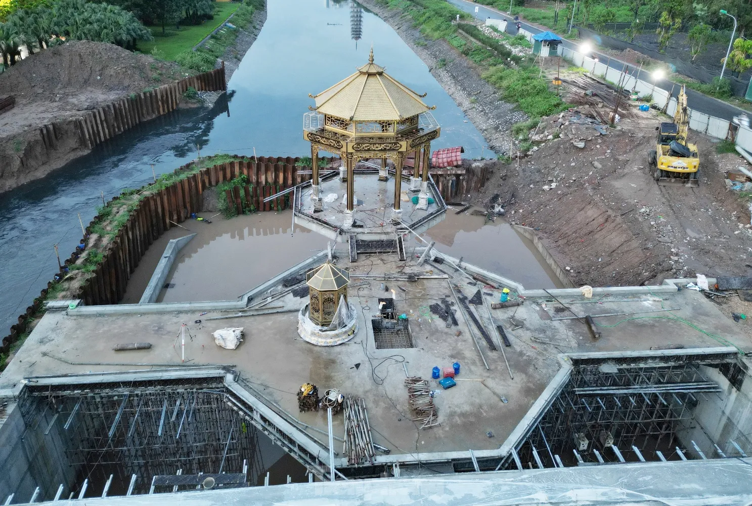 Đập tràn giữ nước có kiến trúc 'lạ mắt' đã hình thành trên sông Tô Lịch- Ảnh 2. Đập tràn giữ nước có kiến trúc 'lạ mắt' đã hình thành trên sông Tô Lịch- Ảnh 2.