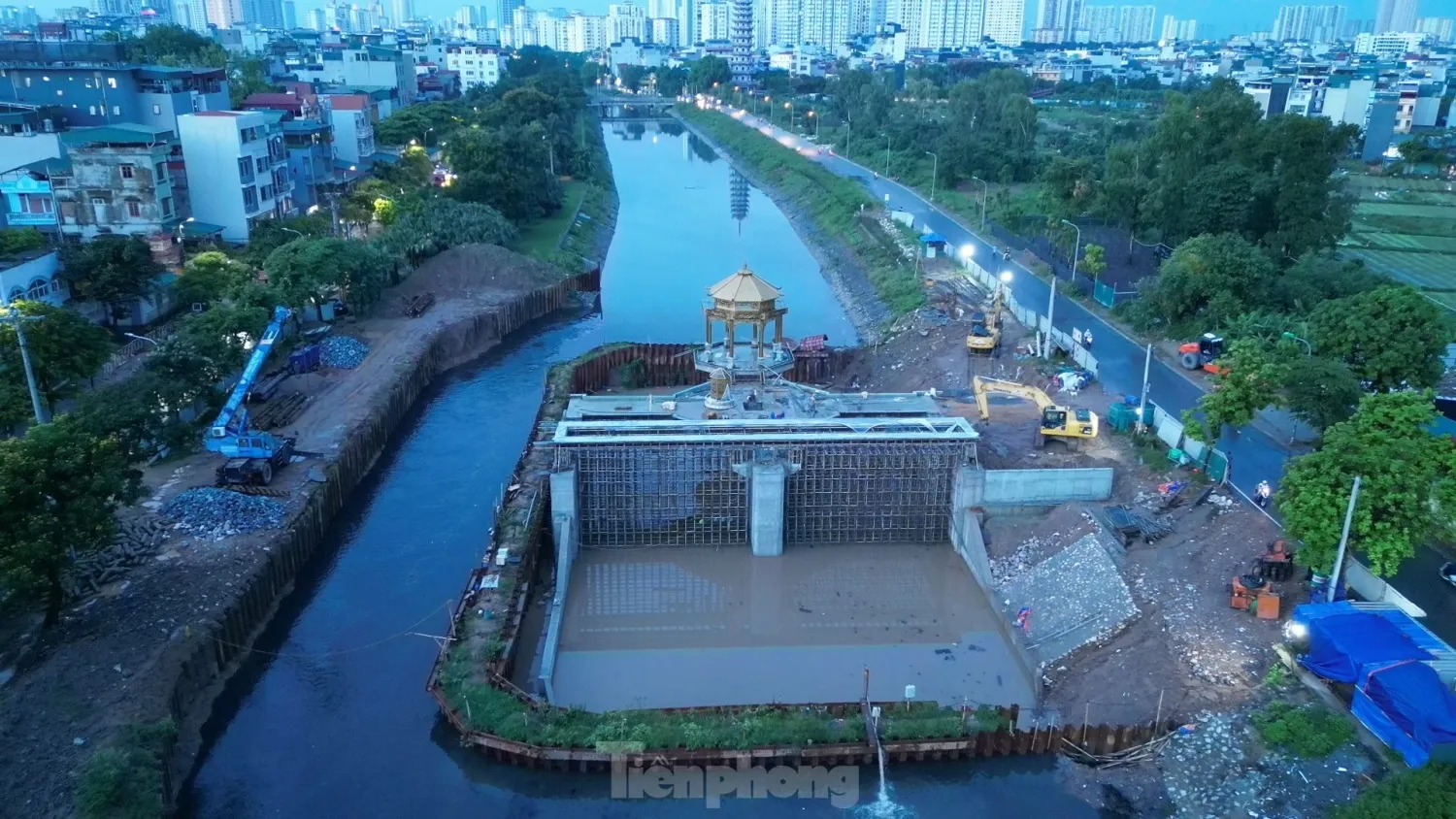 Đập tràn giữ nước có kiến trúc 'lạ mắt' đã hình thành trên sông Tô Lịch- Ảnh 3. Đập tràn giữ nước có kiến trúc 'lạ mắt' đã hình thành trên sông Tô Lịch- Ảnh 3.