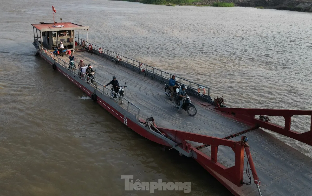 Qua sông Hồng trên những chuyến đò thiếu phao, không phép ảnh 2