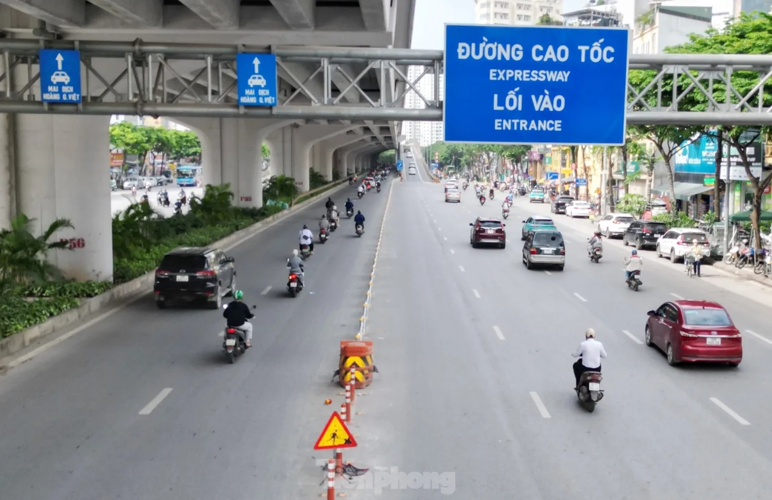 Hà Nội: Điều chỉnh cho ô tô được đi tất cả các làn đường Phạm Văn Đồng ảnh 1