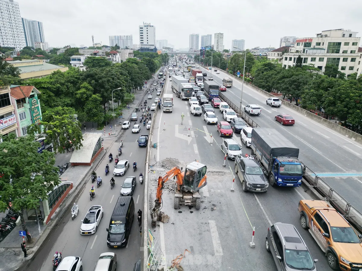 Đường Vành đai 3 tiếp tục ùn tắc kéo dài nhưng công trường thi công rào chắn cẩu thả gây bụi bẩn ảnh 1