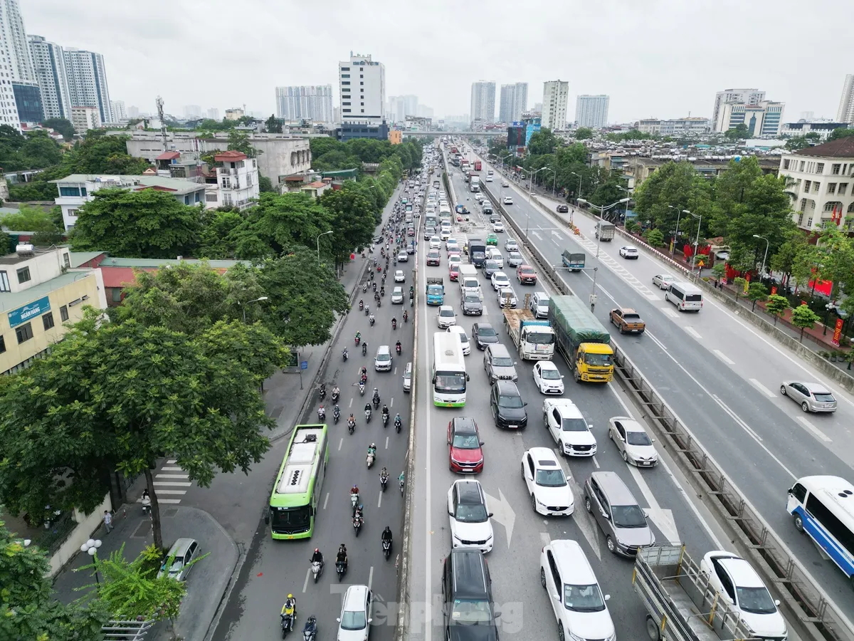 Đường Vành đai 3 tiếp tục ùn tắc kéo dài nhưng công trường thi công rào chắn cẩu thả gây bụi bẩn ảnh 2