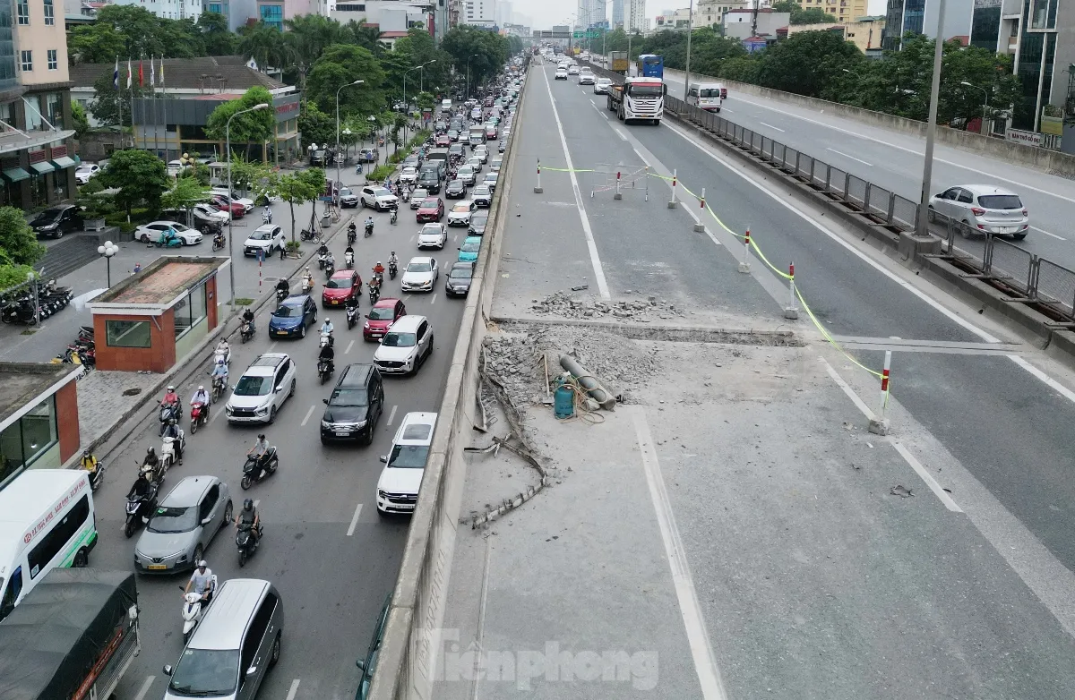 Đường Vành đai 3 tiếp tục ùn tắc kéo dài nhưng công trường thi công rào chắn cẩu thả gây bụi bẩn ảnh 3