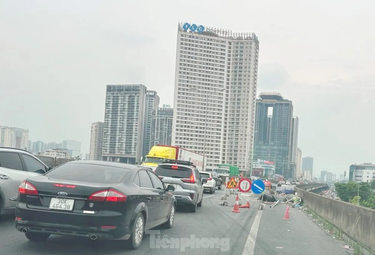 Đường Vành đai 3 tiếp tục ùn tắc kéo dài nhưng công trường thi công rào chắn cẩu thả gây bụi bẩn ảnh 6