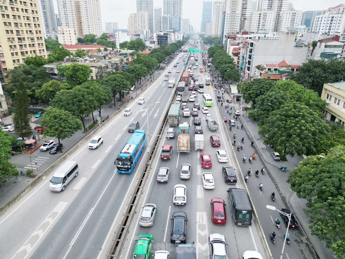 Đường Vành đai 3 tiếp tục ùn tắc kéo dài nhưng công trường thi công rào chắn cẩu thả gây bụi bẩn ảnh 8