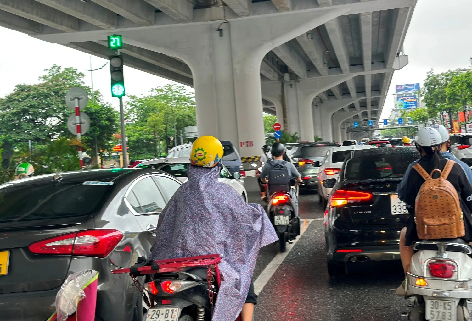 Ùn ứ, lộn xộn trên hai tuyến đường vừa phân làn tại Hà Nội ảnh 10