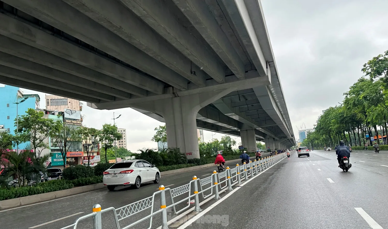 Ùn ứ, lộn xộn trên hai tuyến đường vừa phân làn tại Hà Nội ảnh 22