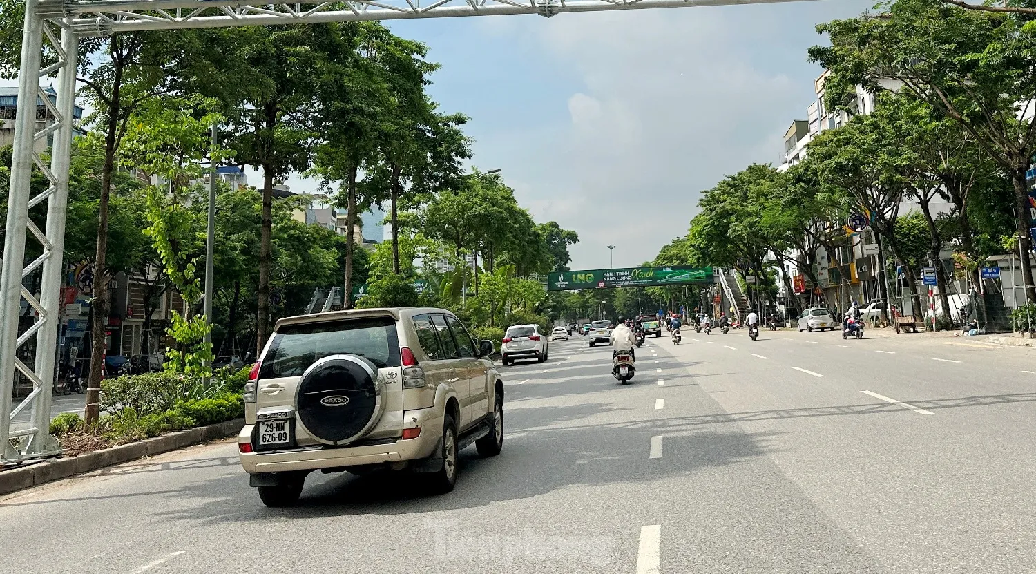 Ùn ứ, lộn xộn trên hai tuyến đường vừa phân làn tại Hà Nội ảnh 12