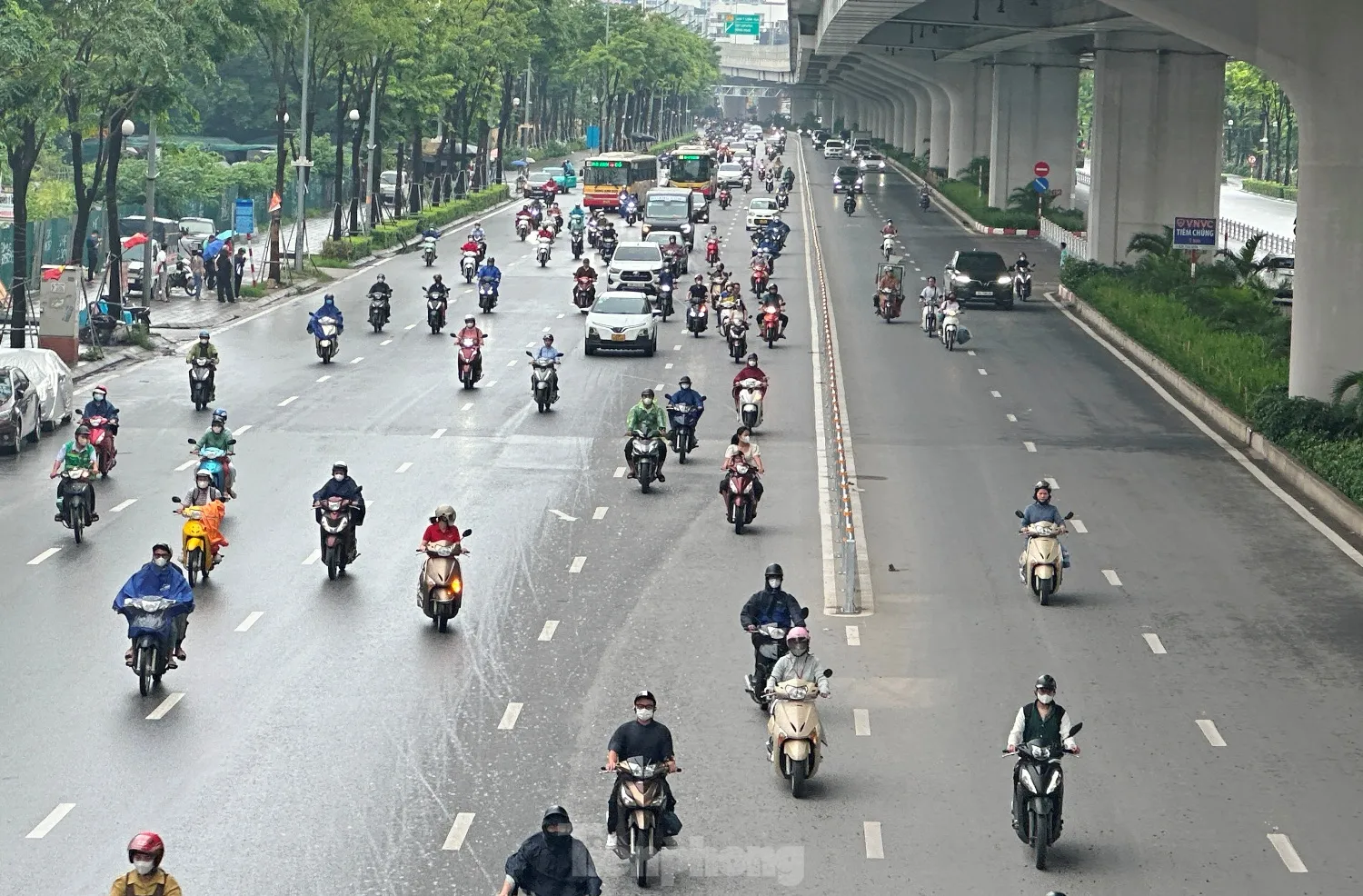 Ùn ứ, lộn xộn trên hai tuyến đường vừa phân làn tại Hà Nội ảnh 21