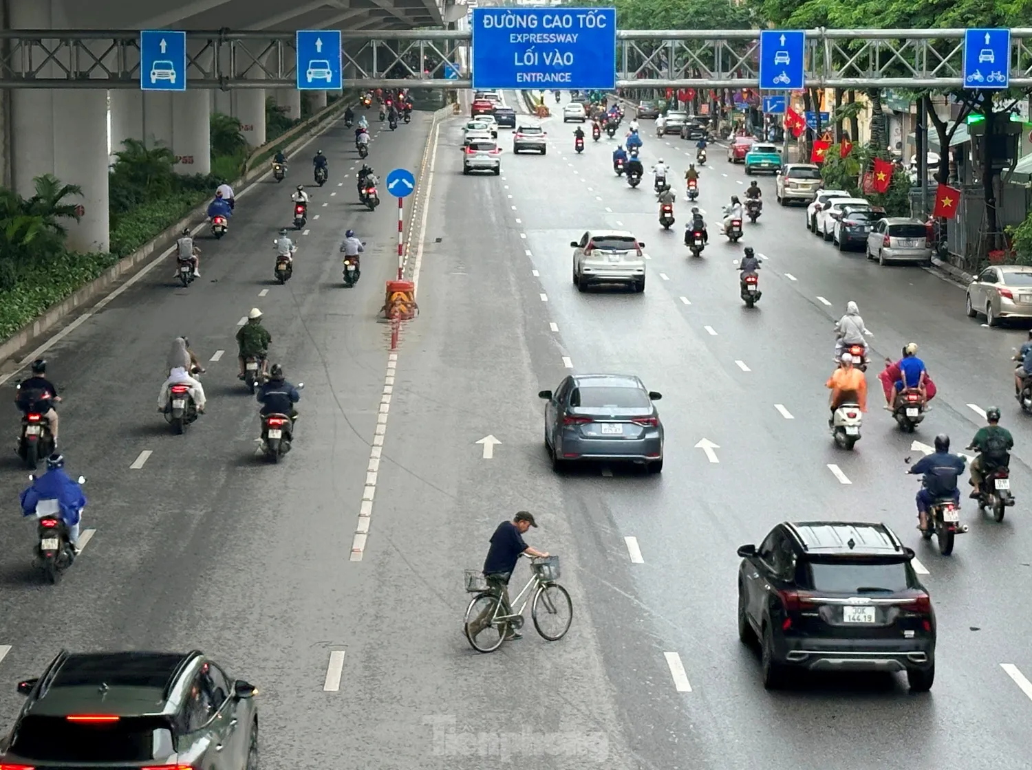 Ùn ứ, lộn xộn trên hai tuyến đường vừa phân làn tại Hà Nội ảnh 20
