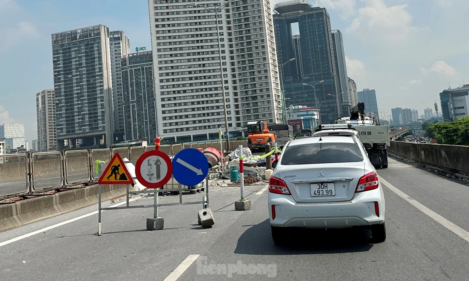 Hàng rào thi công chậm tiến độ gây ùn tắc kéo dài ở đường Vành đai 3 ảnh 1