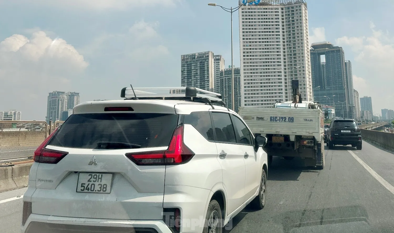 Hàng rào thi công chậm tiến độ gây ùn tắc kéo dài ở đường Vành đai 3 ảnh 2