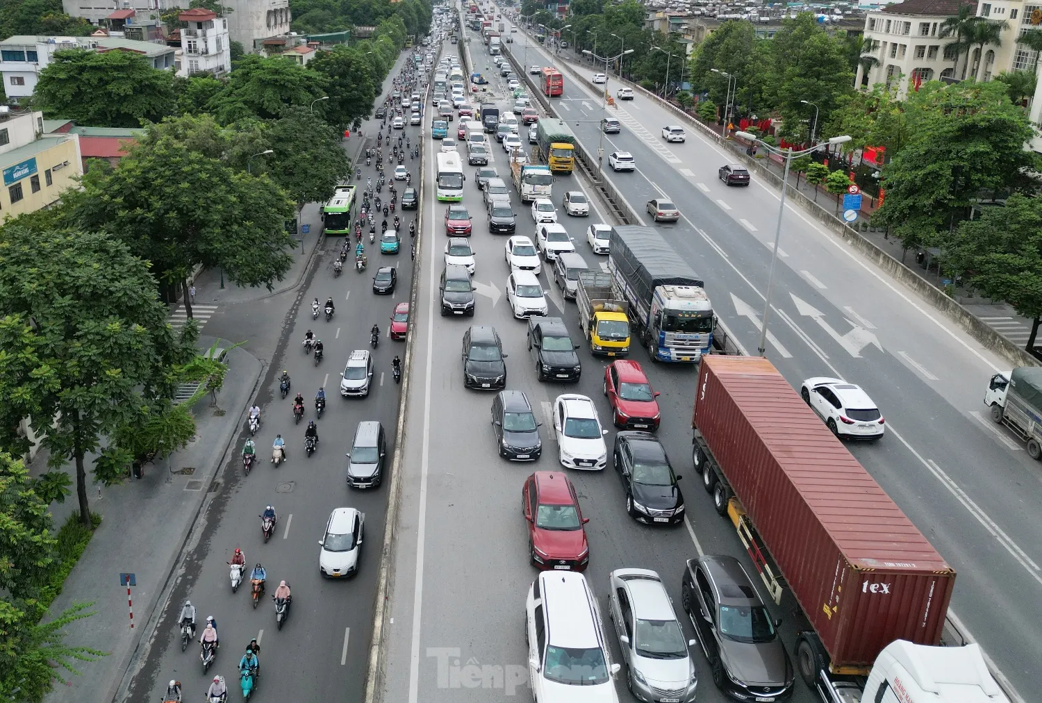 Hàng rào thi công chậm tiến độ gây ùn tắc kéo dài ở đường Vành đai 3 ảnh 3
