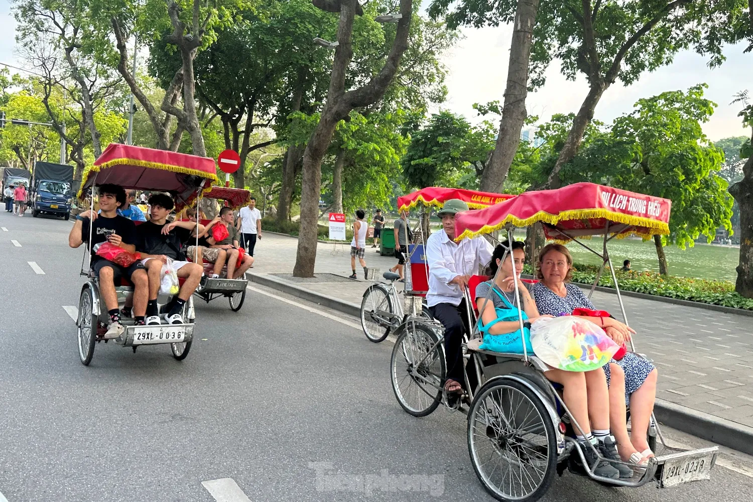 Xích lô rồng rắn ‘bịt’ đường nhiều tuyến phố ảnh 2