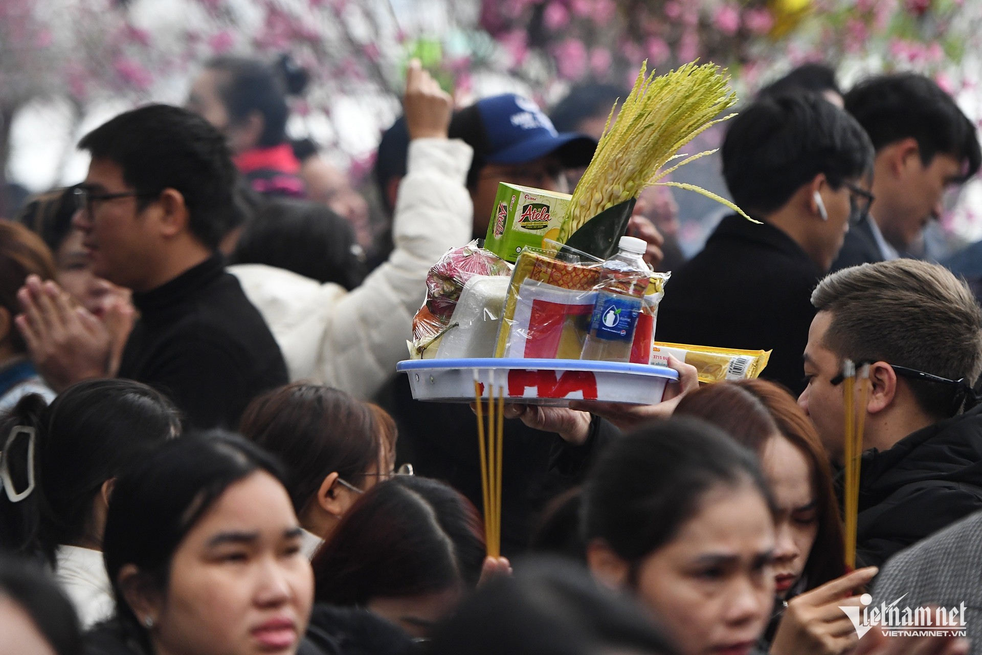 Phủ Tây Hồ đông nghẹt người ngày đầu đi làm sau Tết ảnh 6